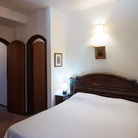 The Clock Borgo Gallodoro *